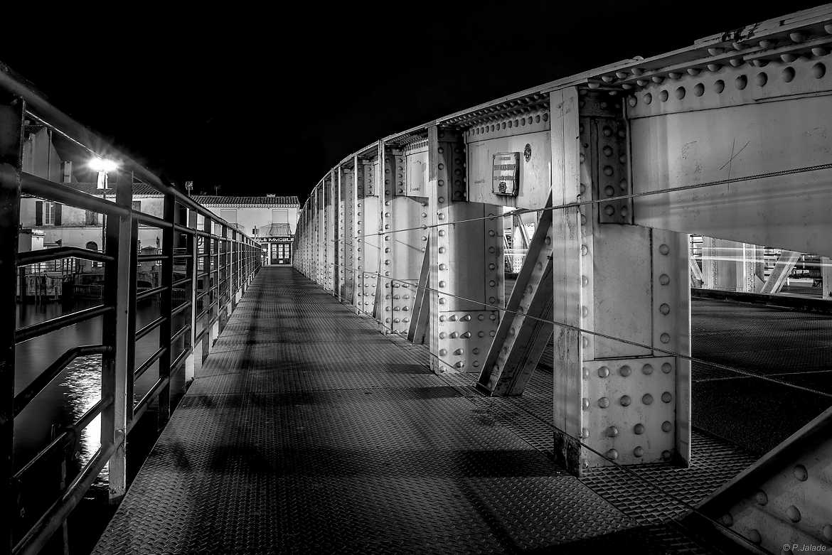 Droit dans la porte...