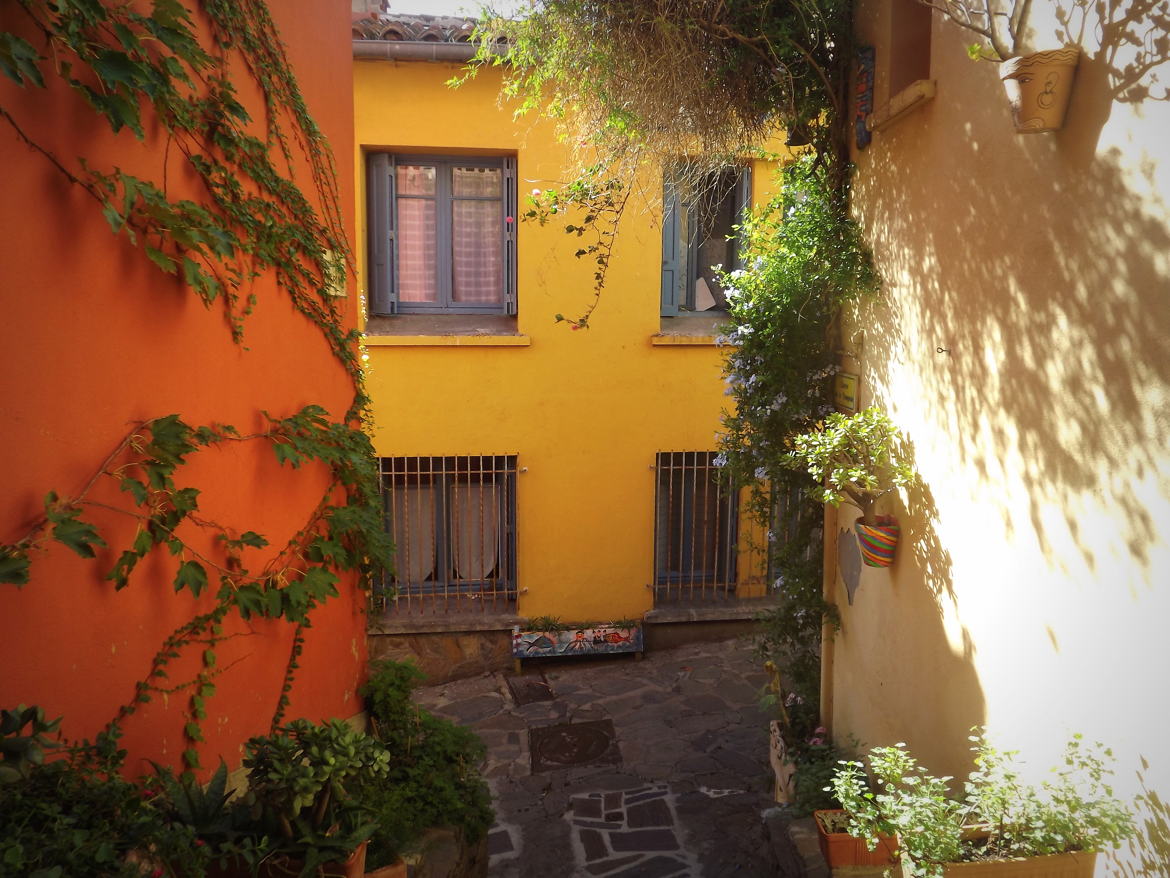 Façades colorées dans les ruelles de Collioure
