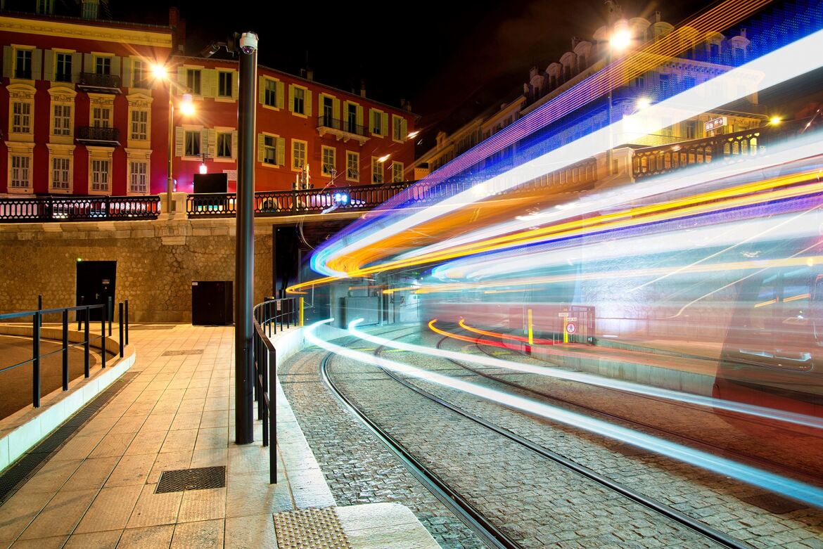 Passage du tram sur le port de Nice...