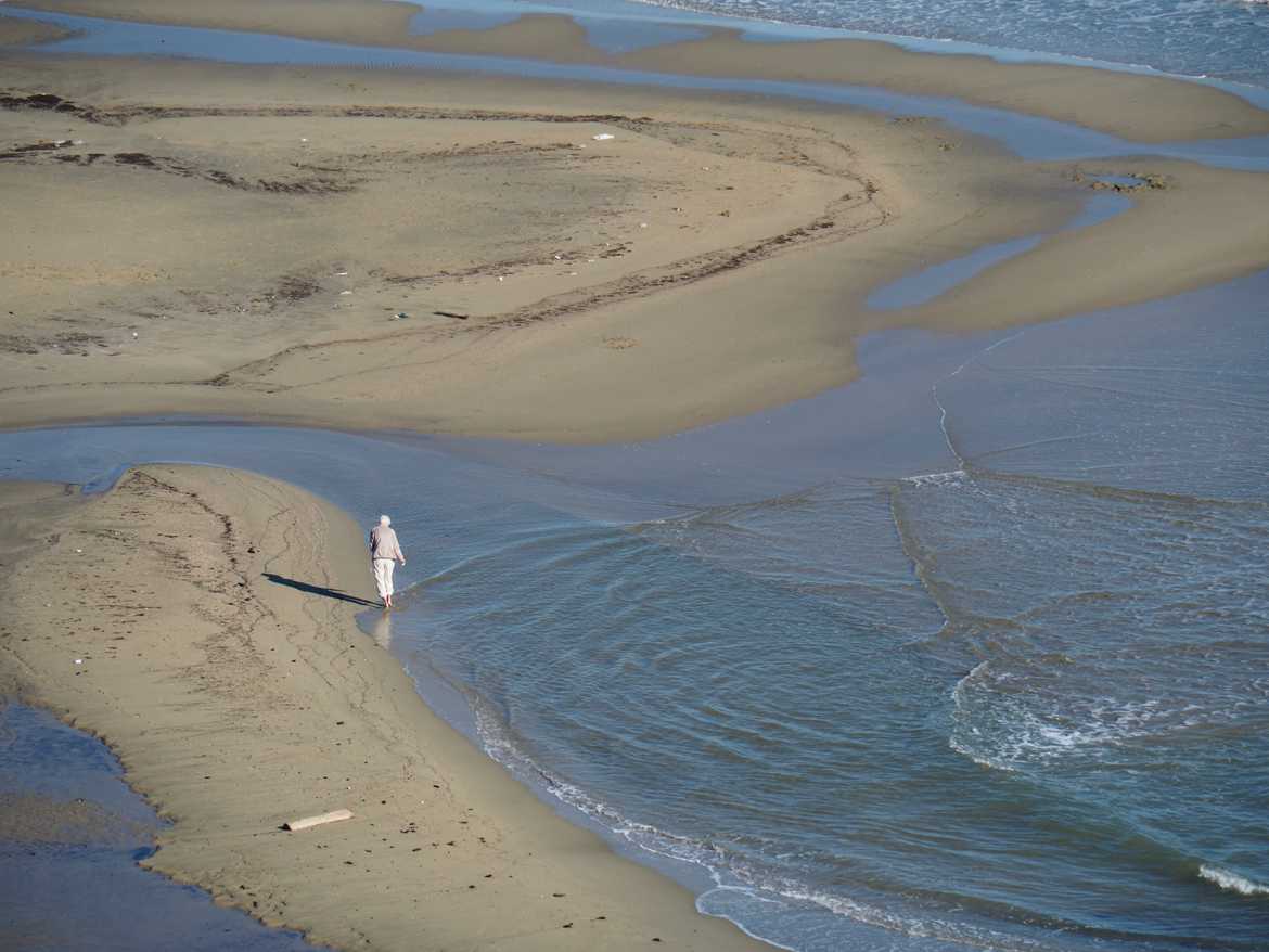 Seule sur la plage