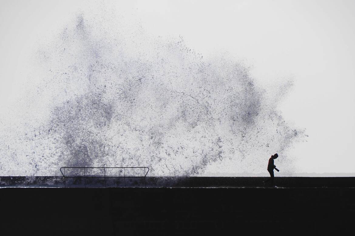 attaqué par une vague