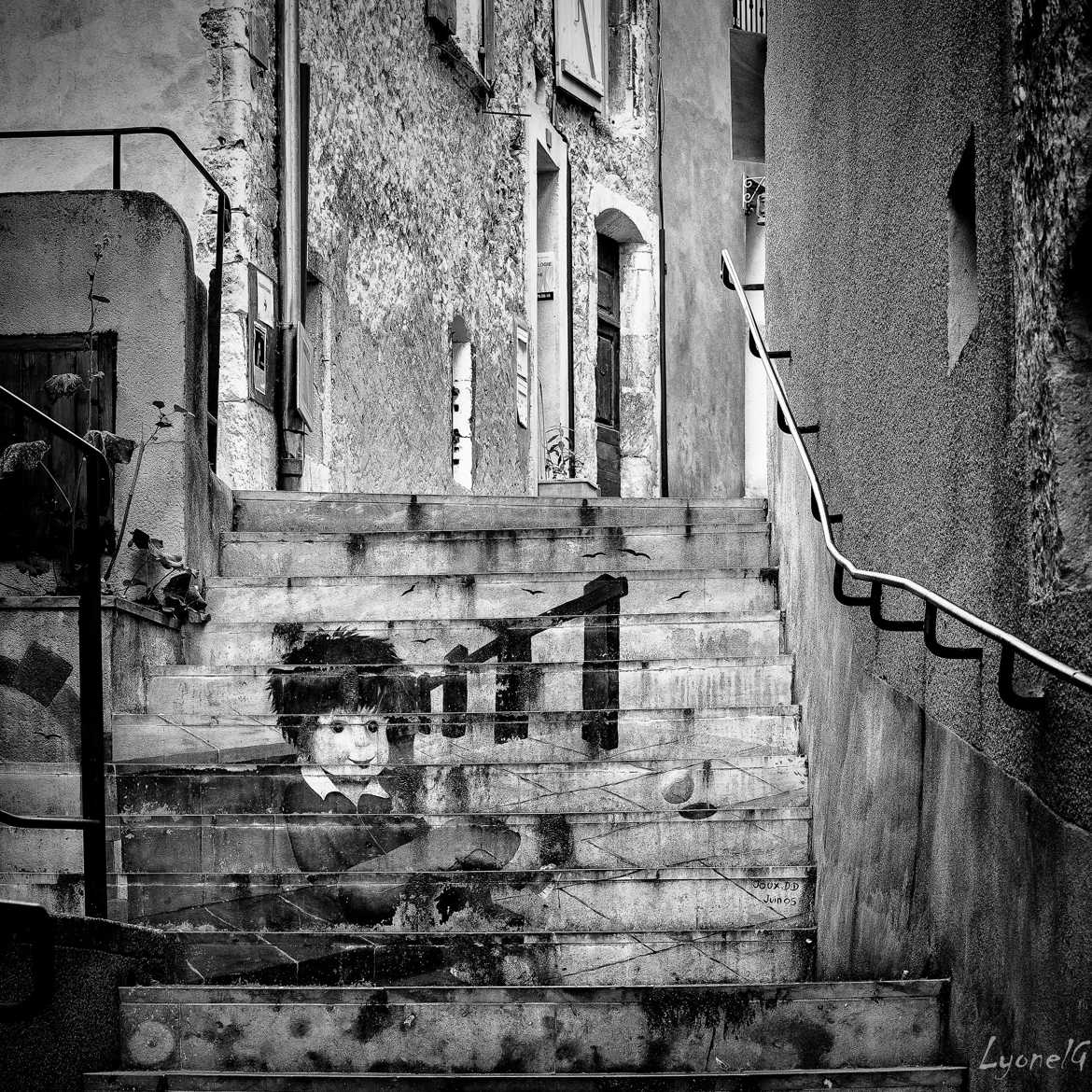 Jouer à la balle dans l'escalier