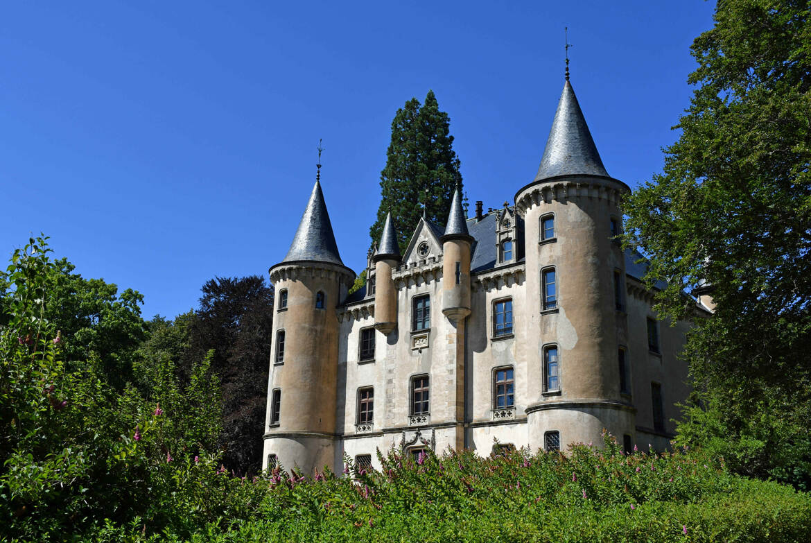 Le château de Montivert dans son écrin de verdure VERSION 2