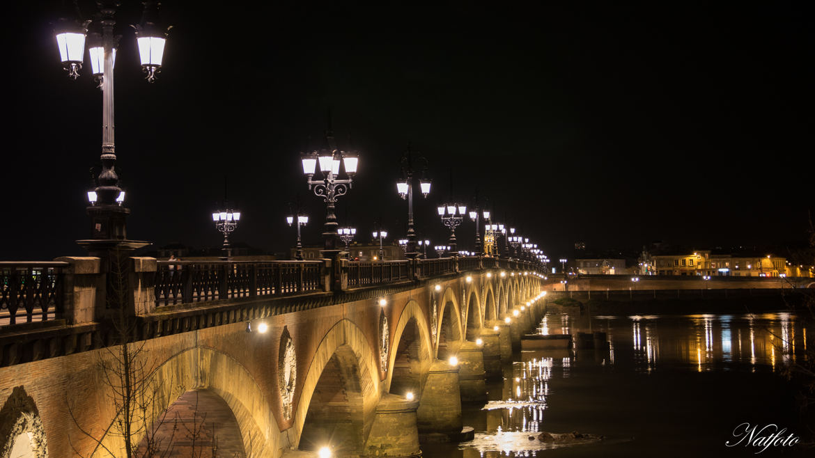 Un pont la nuit