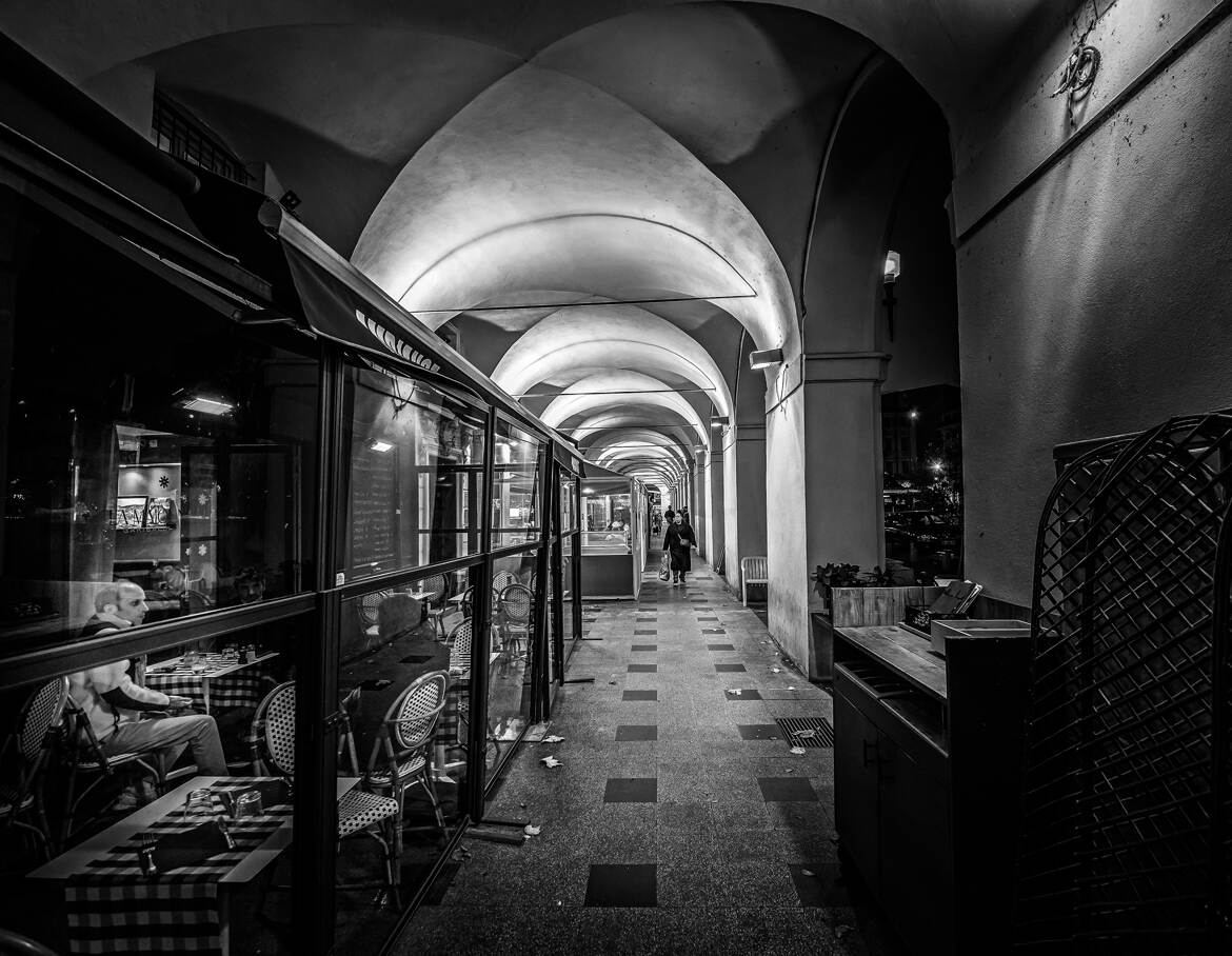 Sous les arcades .....