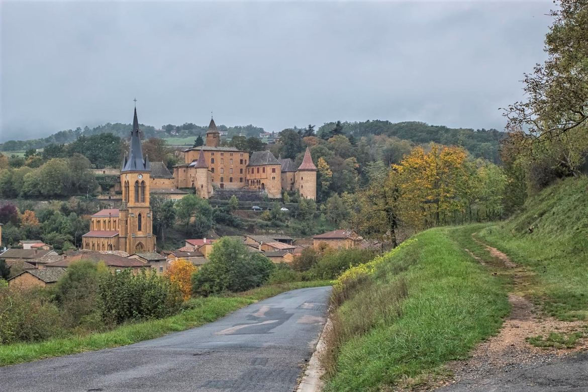 Jarnioux,l'église et le château