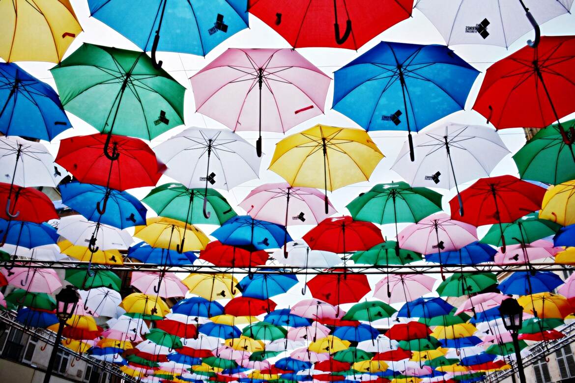 Toit de parapluies multicolores