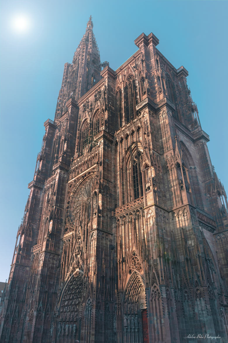La Cathédrale de Strasbourg illuminer par les rayons de soleil