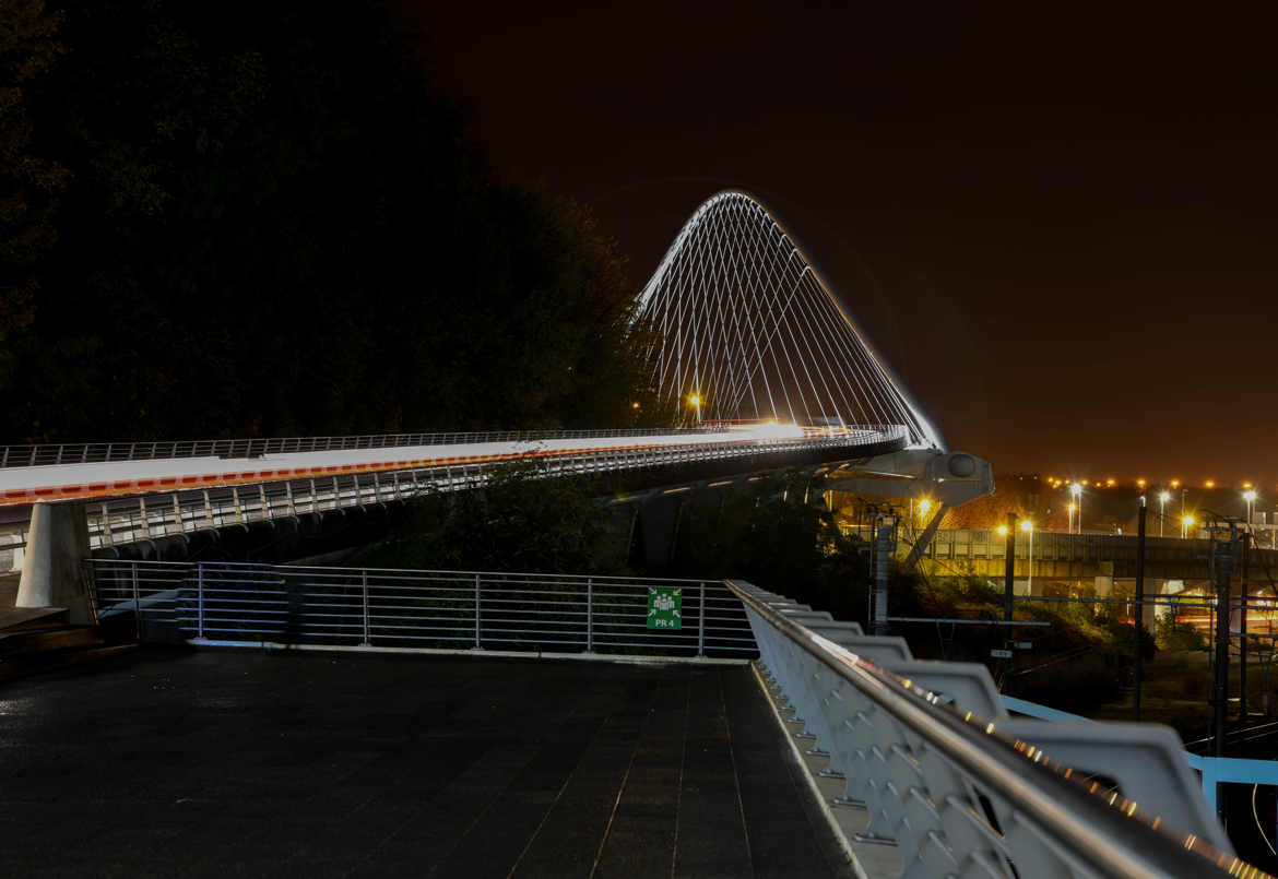 Un pont dans la nuit.