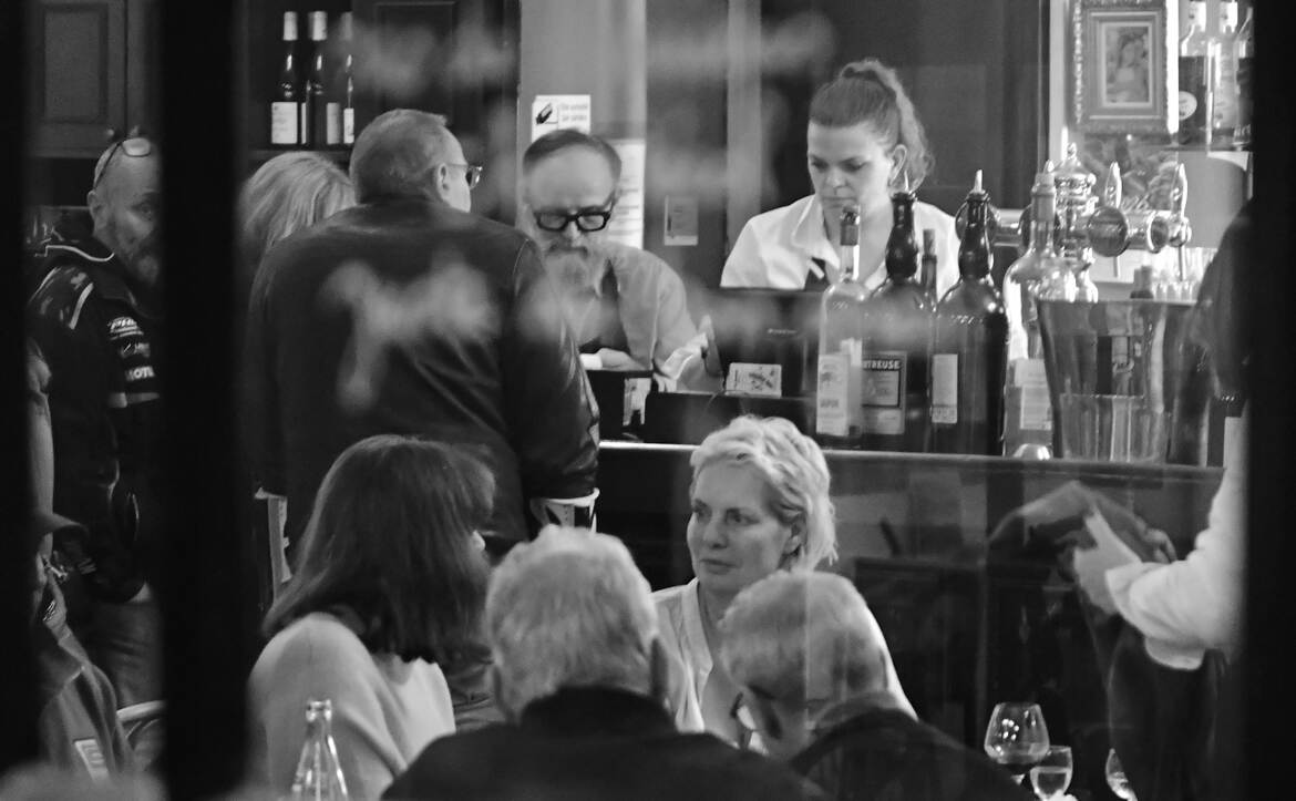 Y'a du monde au bar !