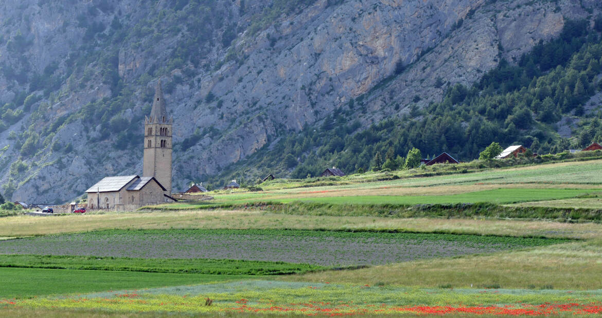 Au loin Eglise Sainte-Cécile Ceillac