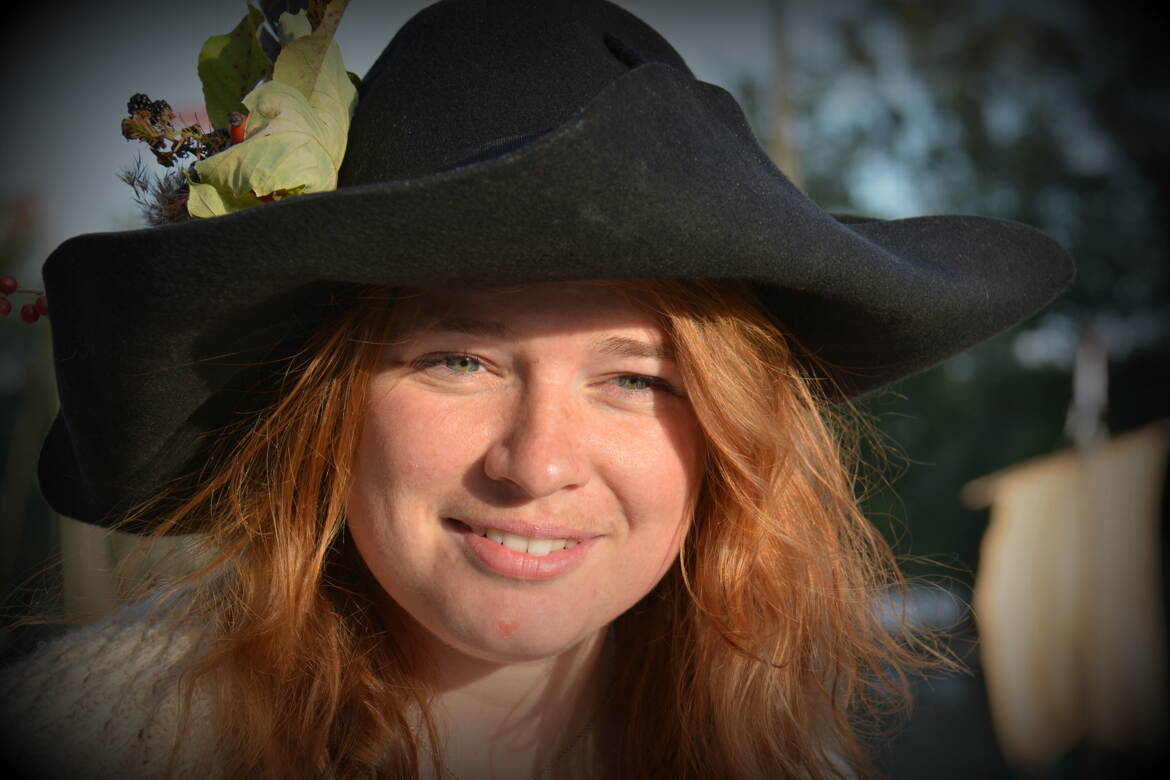 Cheveux roux et chapeau noir