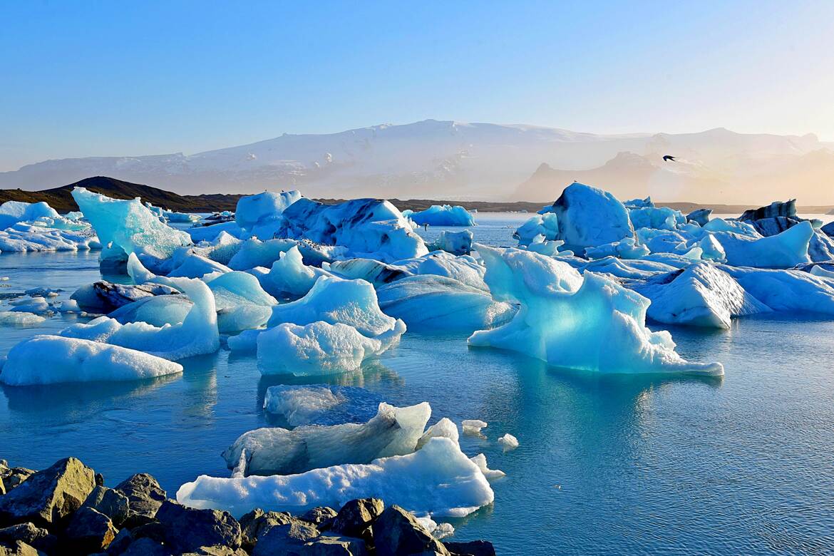 Bleu glacial, silence arctique.