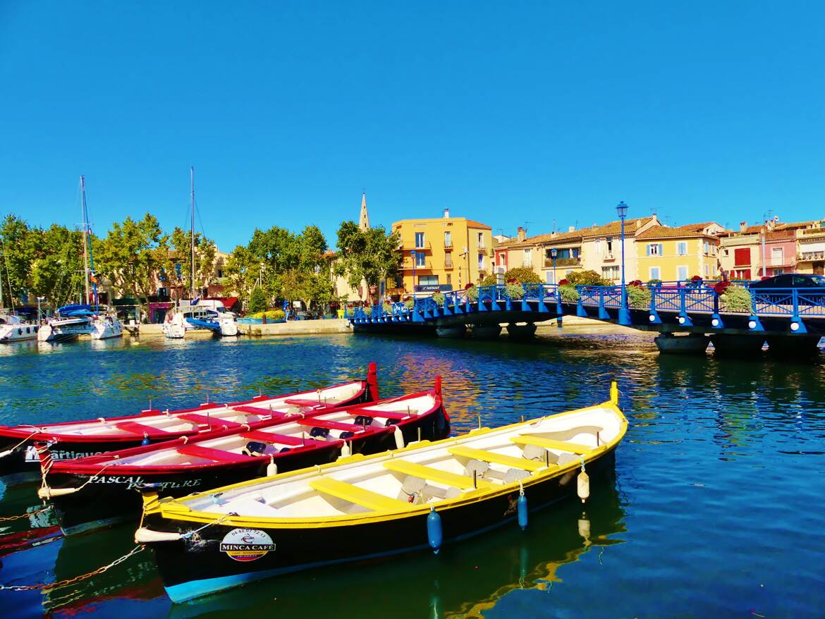 Les barques et le pont bleu
