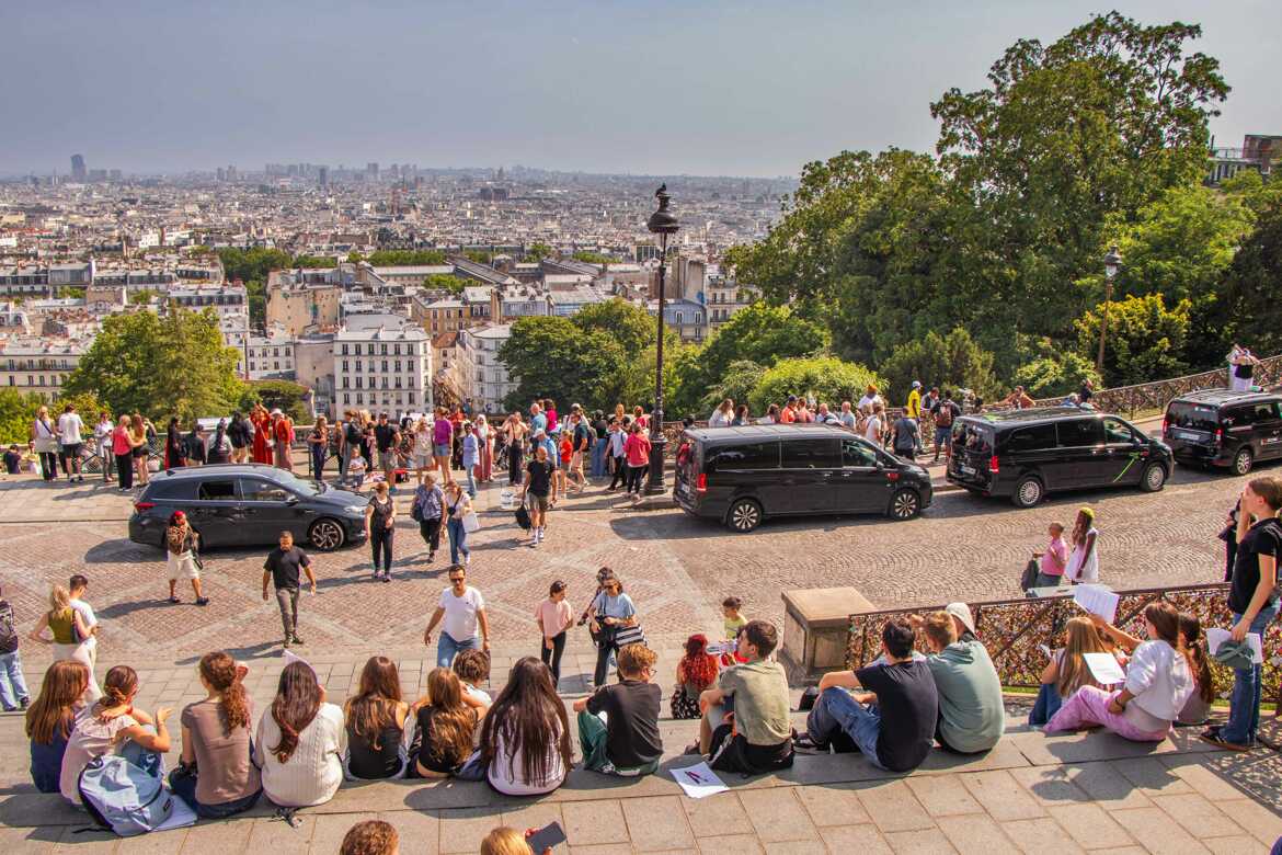 Foule en haut de la butte