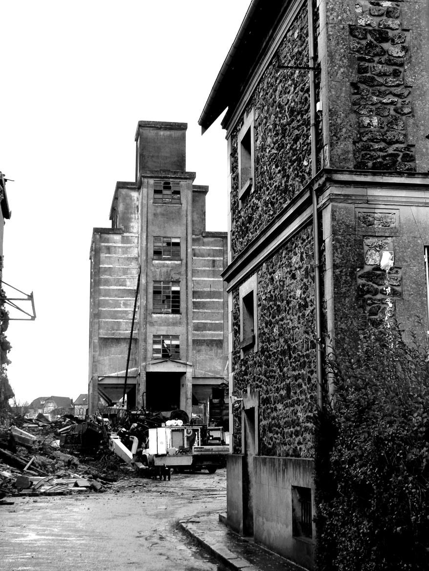 silo en cours de destruction