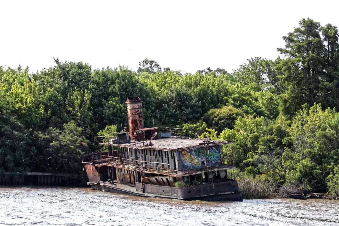 Bateau échoué abandonné