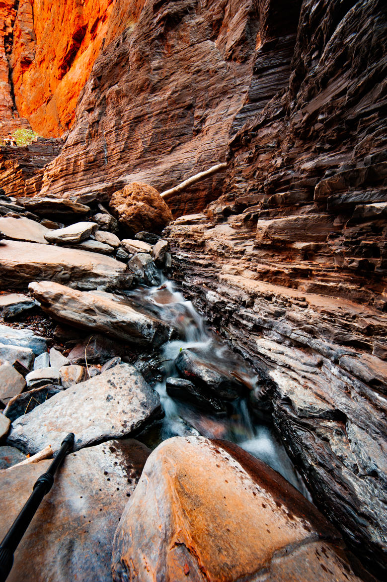 au fond d'une gorge coule parfois un ruisseau