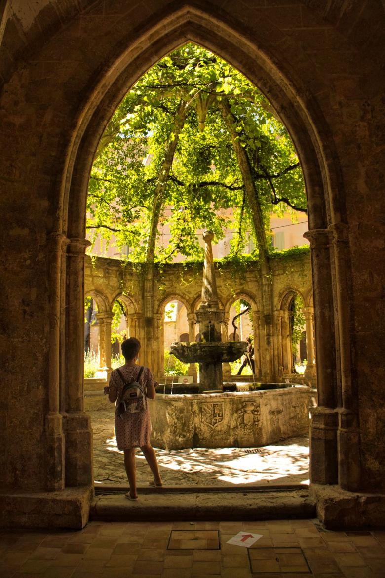 La fontaine du cloître de l'Abbaye de Valmagne