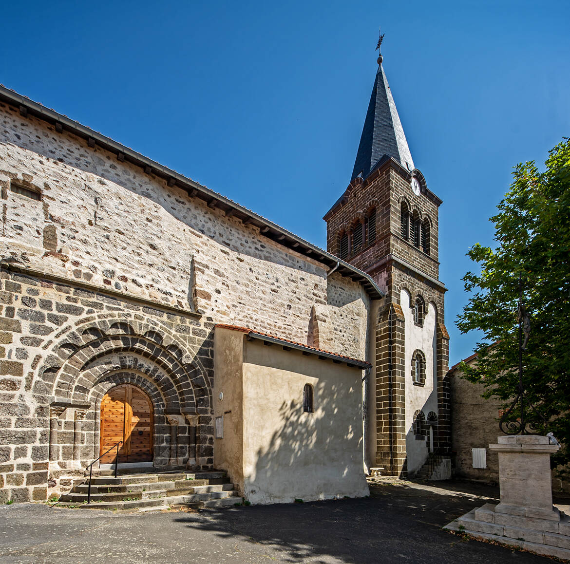 Église de Vernassal et son magnifique porche de style Roman