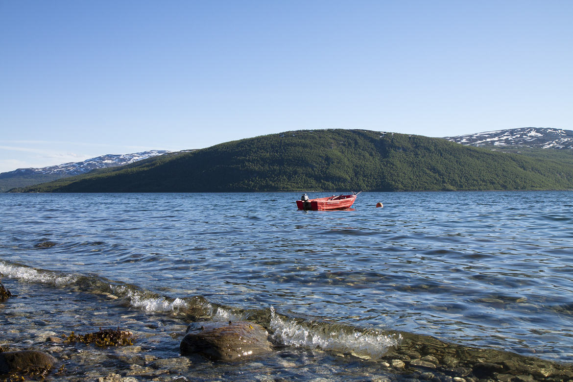 Le fjord et sa barque