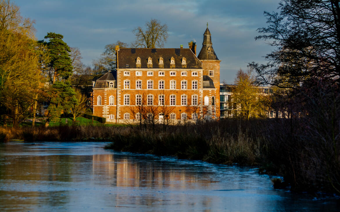 Le château devant son lac gelé.