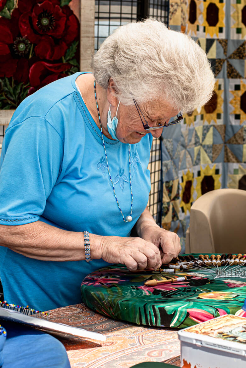 concentration sur travail dentelle