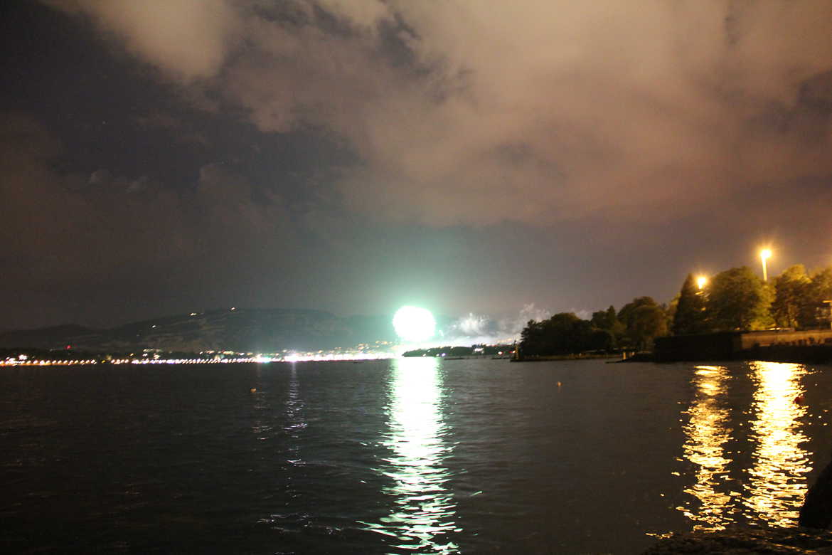 Genève en fete avec reflait sur le lac