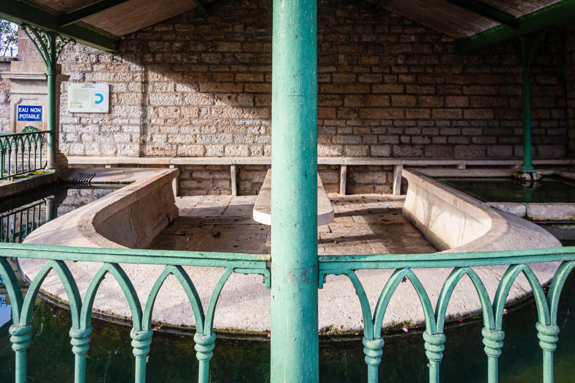 La fontaine lavoir ..........