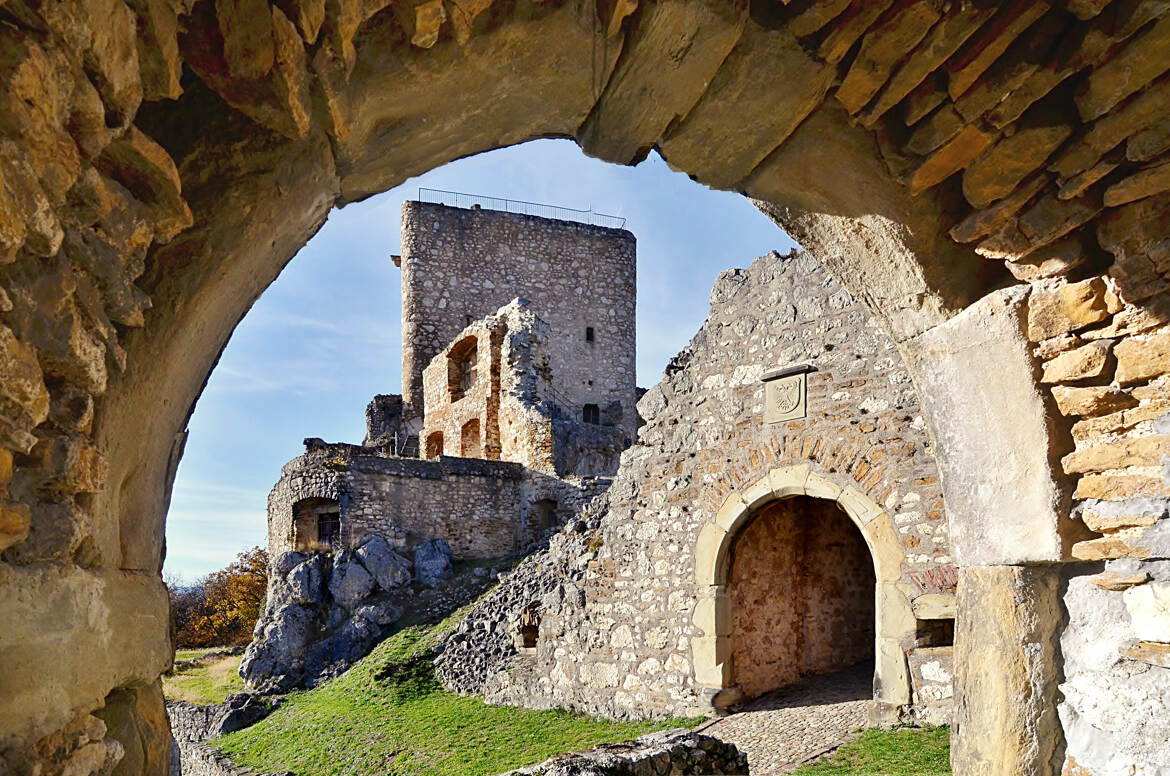 Dans les remparts du château.