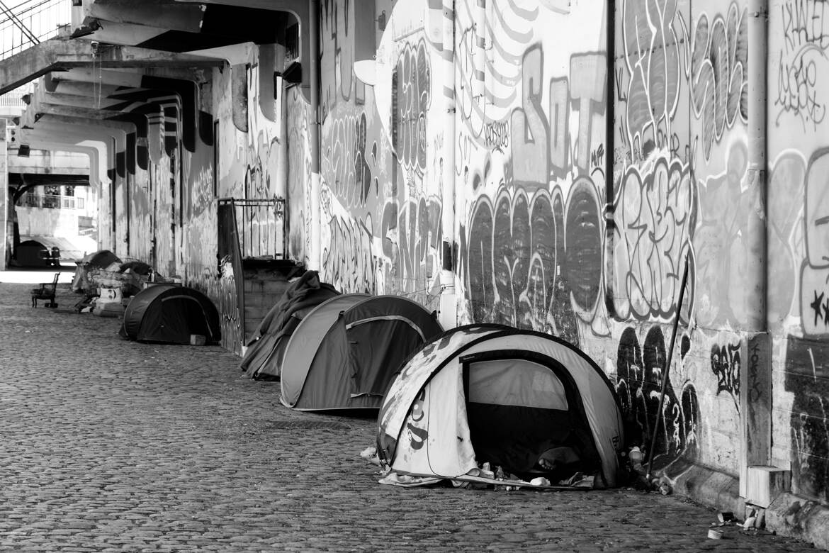 Les orteils prennent l'air au camping de la misère