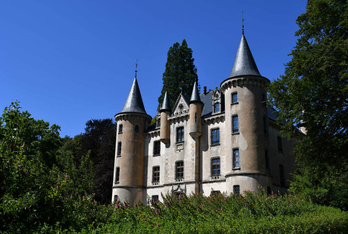 Le château de Montivert dans son écrin de verdure VERSION 1