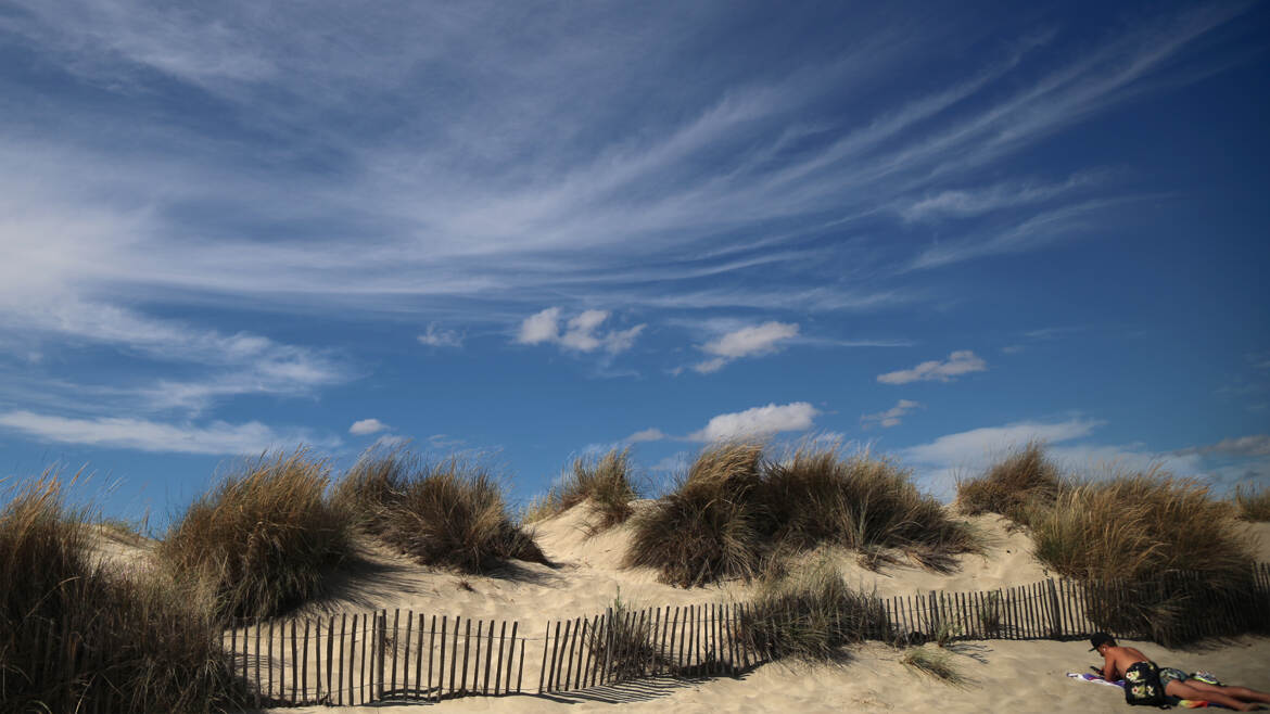 Caché dans les dunes