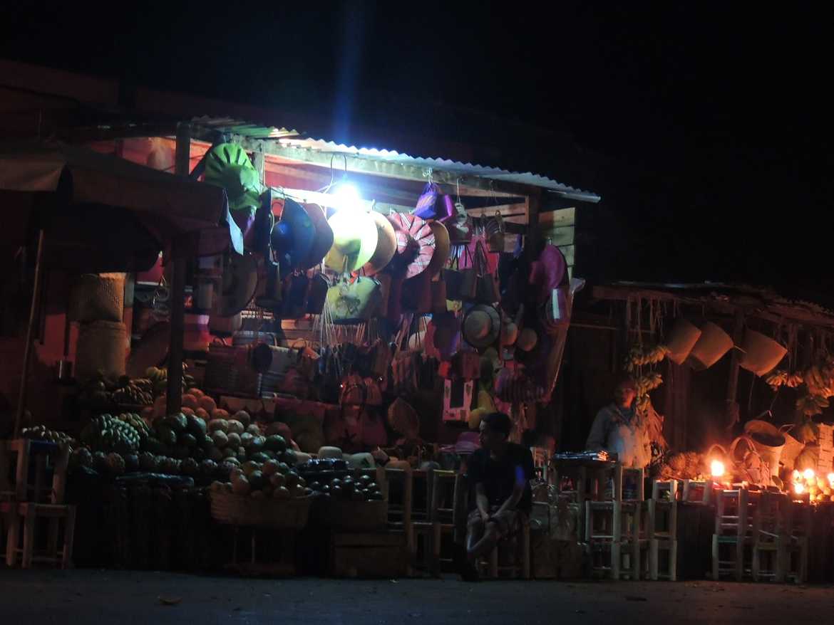 vendeur nocturne sur la Nationale 2 Madagascar