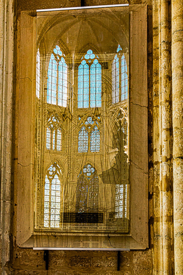 reflet dans vitre gravée Eglise St-Sulpice de Favières