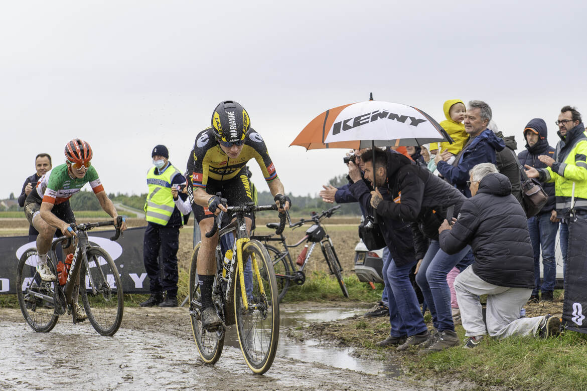 La célèbre cycliste néerlandaise Marianne Vos suivie de Elisa Longo Borghini