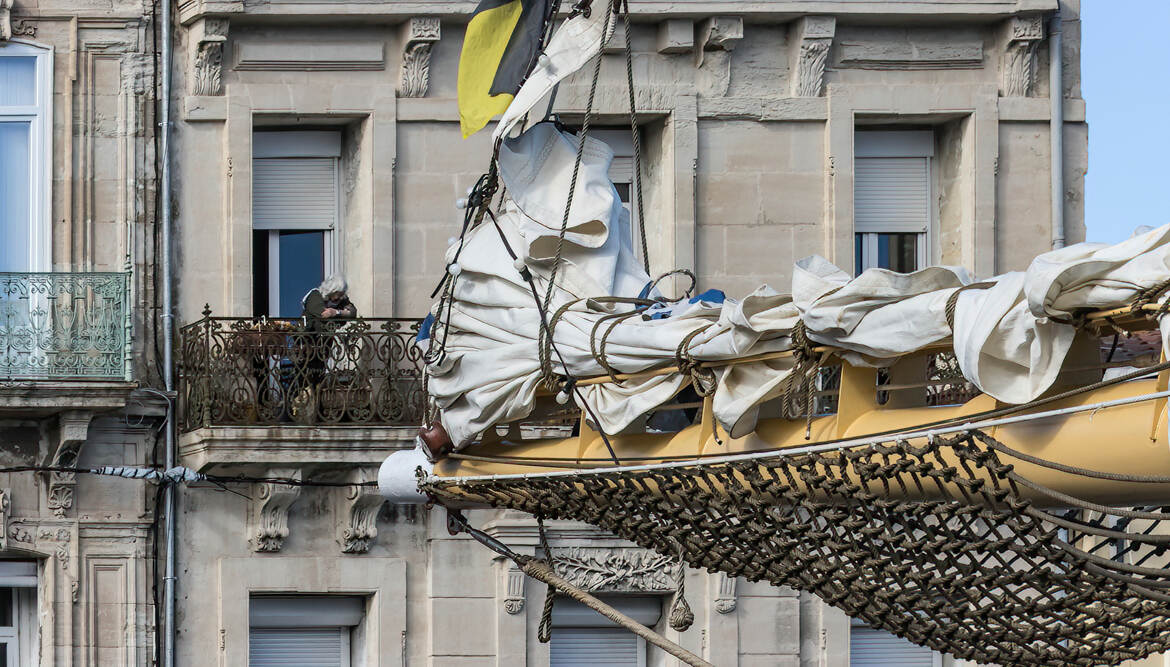 Un voilier sous son balcon