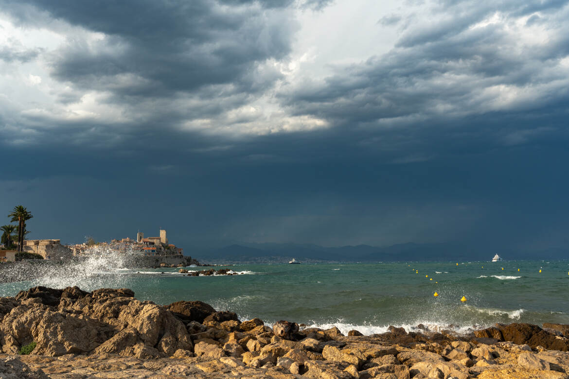 Antibes entre obscurité et lumière