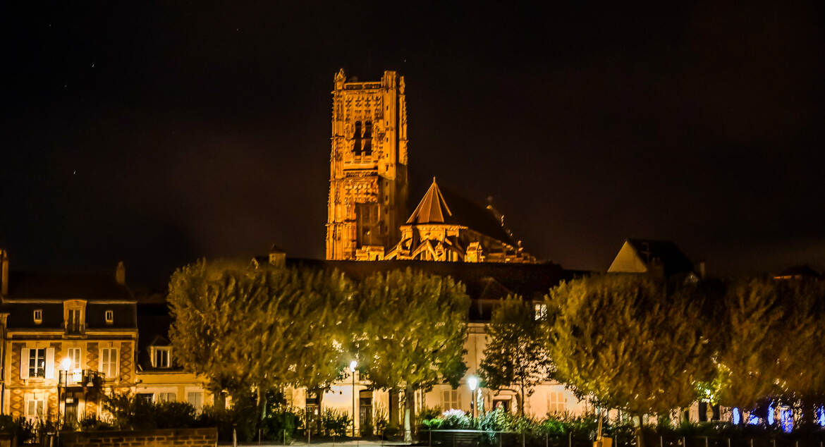 La cathédrale Saint - Étienne la nuit