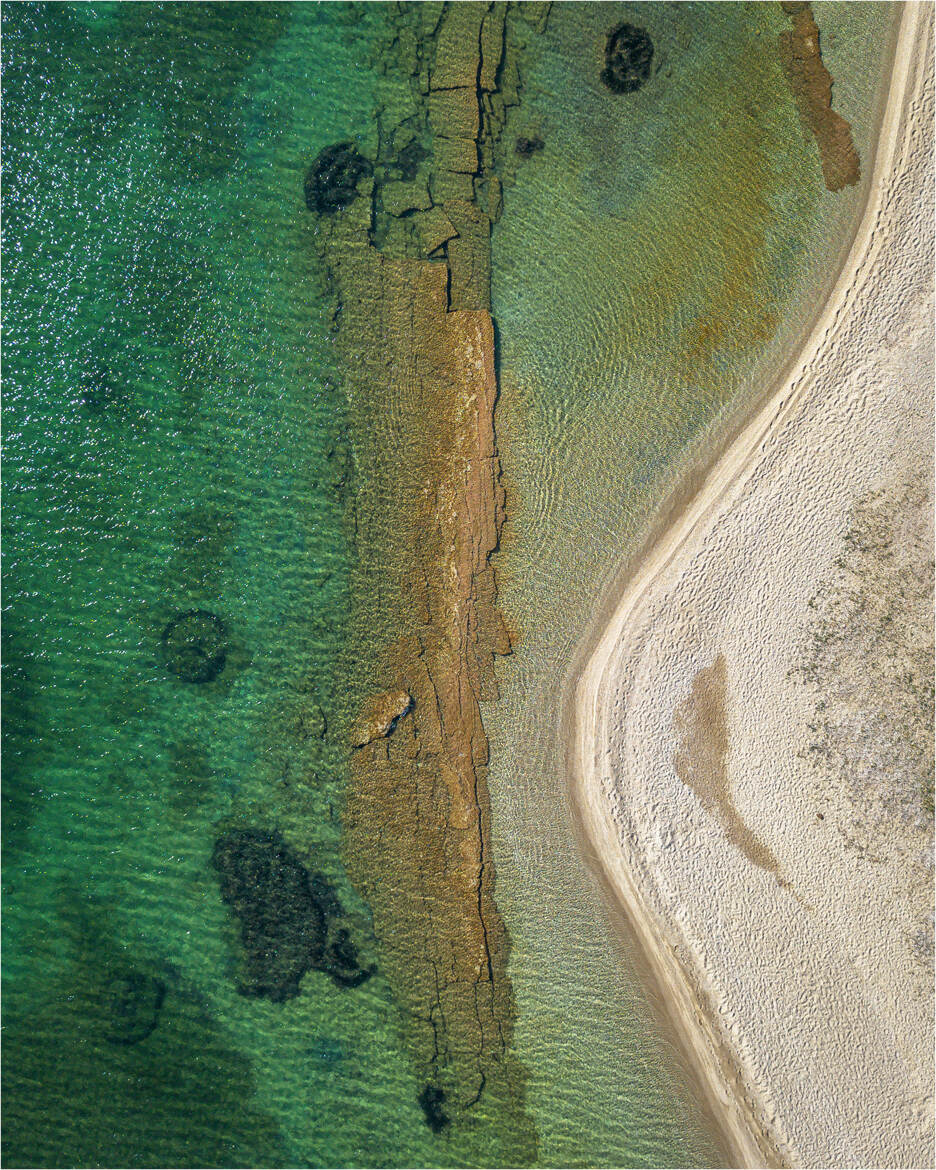 L'eau , le sable et le rocher ..