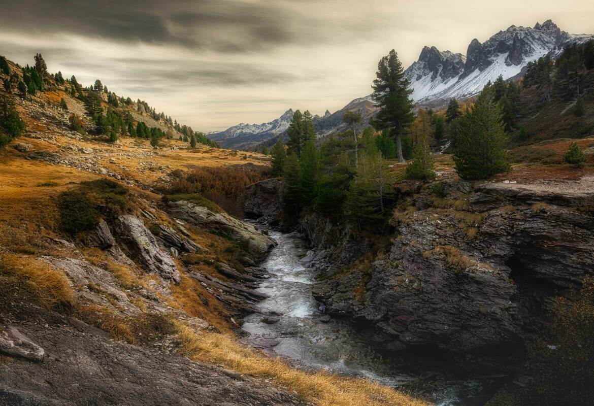 Dans la vallée coule...