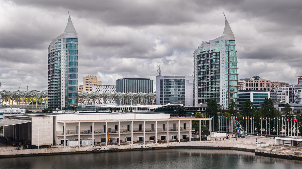 Sous un ciel nuageux