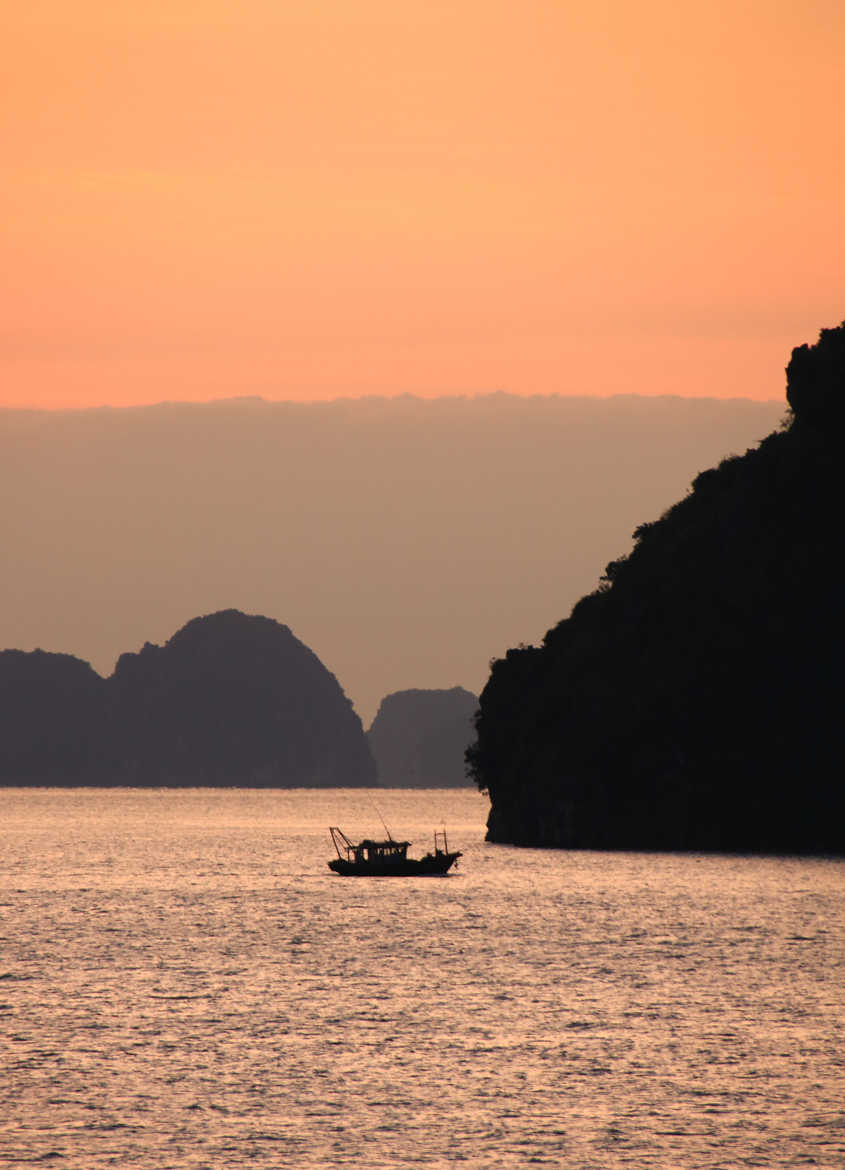 lever de soleil sur la baie d'Halong