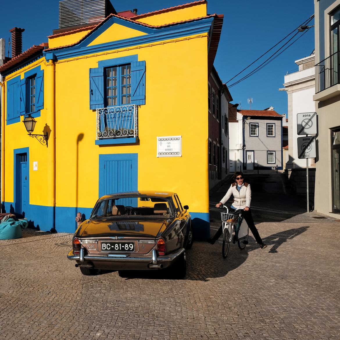 La jaguar, la cycliste et la maison jaune aux volets bleus