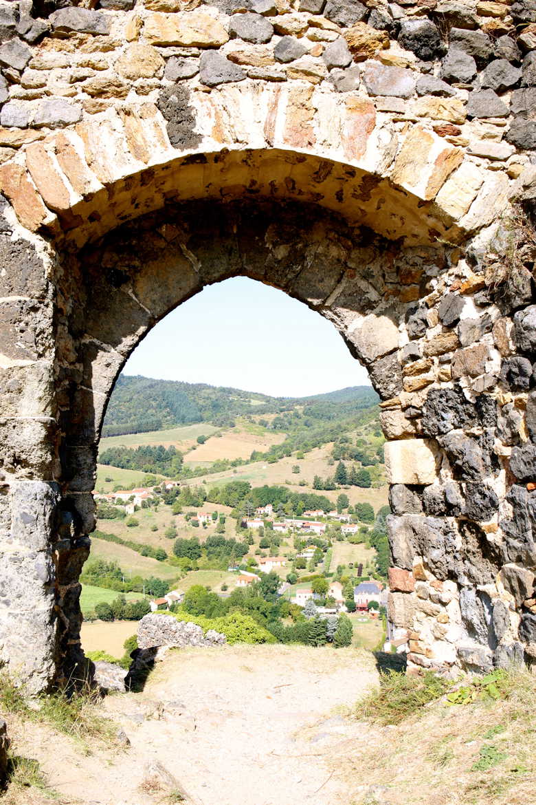 Porte du château de Saint -Ilpize .