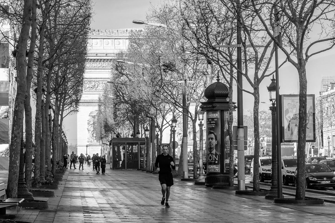 Jogging du matin sur les champs