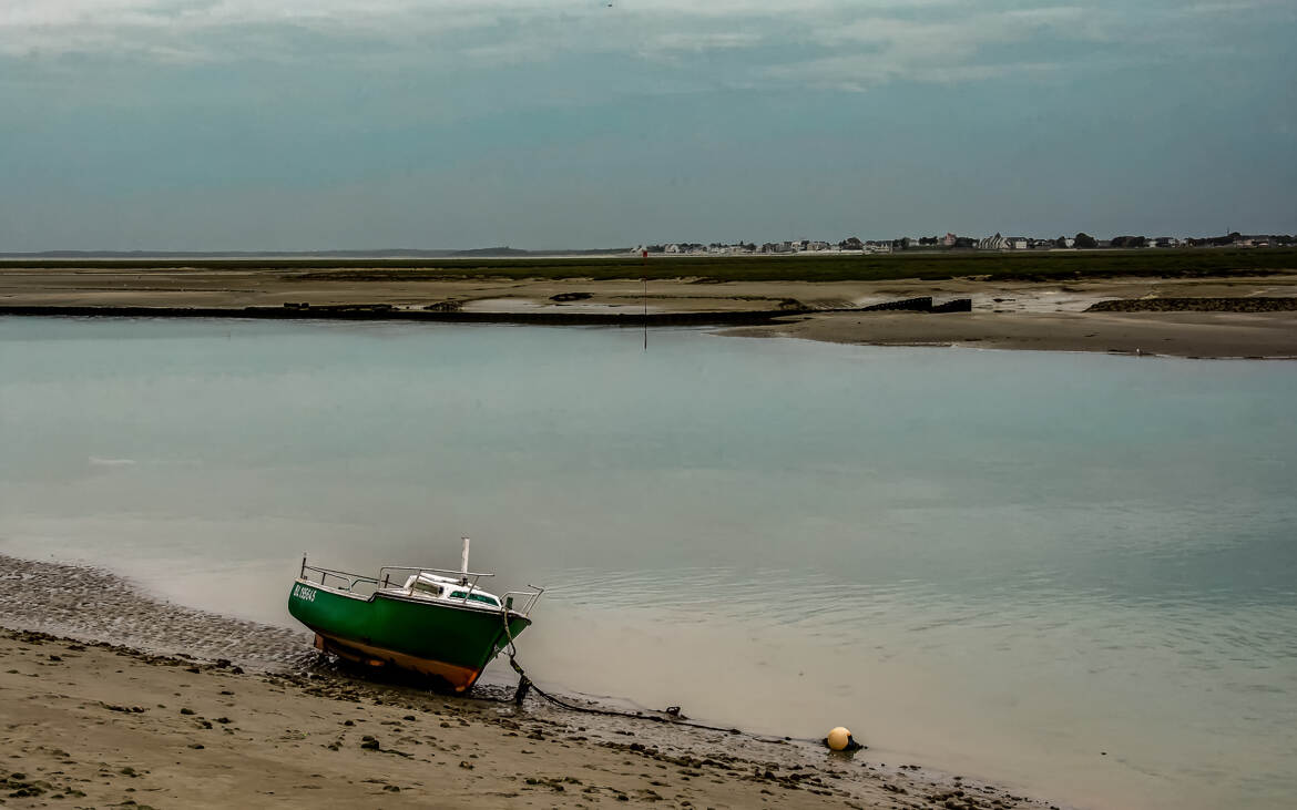 Un beau bateau en mouillage .