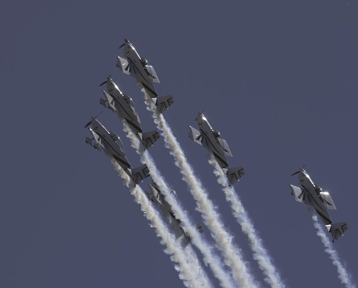 patrouille acrobatique en formation serrée