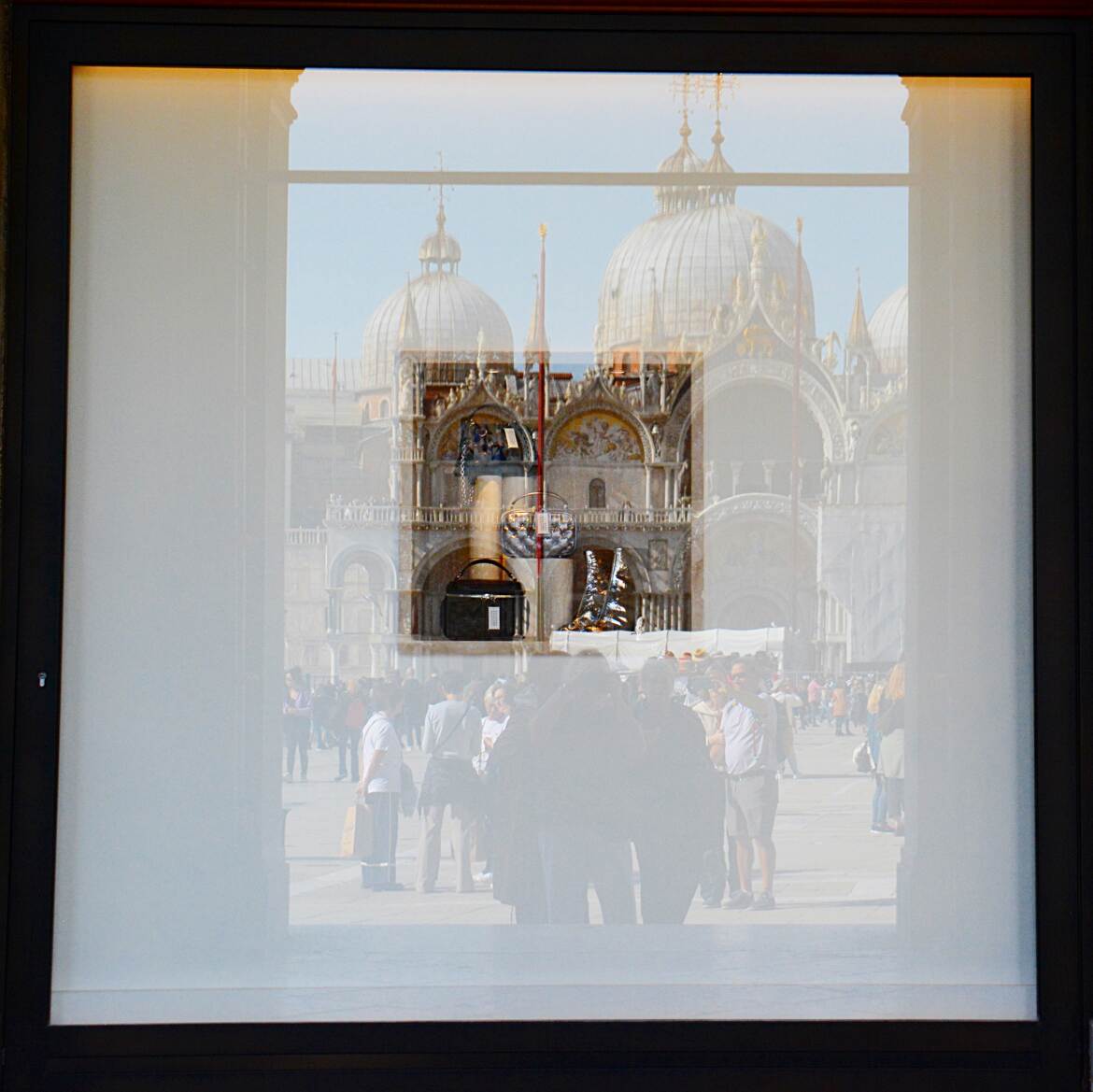 Reflets de reflet dans vitrine