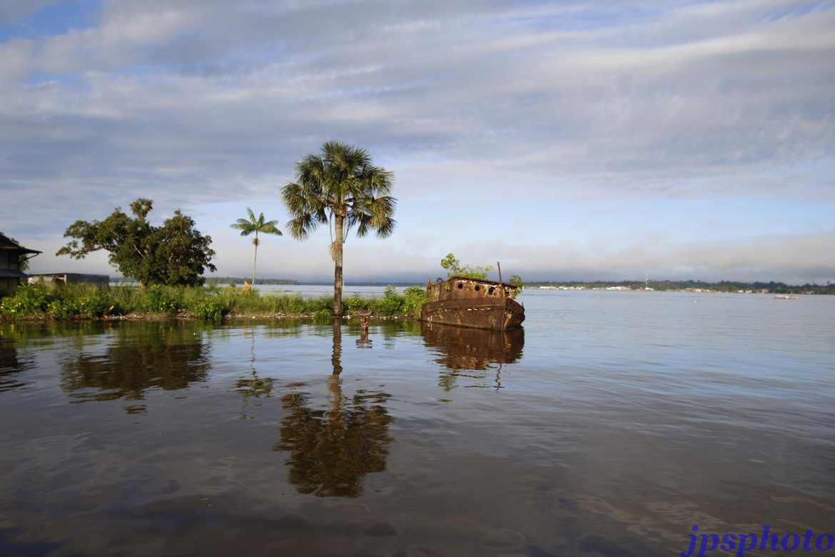 sur les berges du fleuve maroni